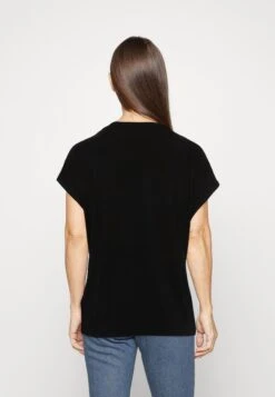 Guess 3D Flowers Triangle Tee - Print T-Shirt - Jet Black -Guess Clothing Sale 03178d0613094923849ee7361cbc861d