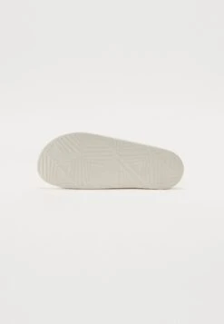 Guess TOKYOT - Pool Slides - White -Guess Clothing Sale 03f27b1558014c199aa1fe265fccb10f