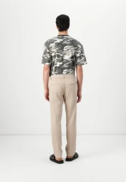 Guess MYRON DRESSY - Trousers - Pasadena Stone -Guess Clothing Sale 0a2e1b292cff490c90b1524464d62c5d