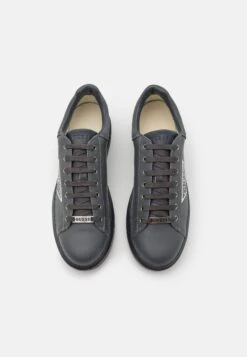 Guess Vibo - Trainers - Grey -Guess Clothing Sale 0b832de4d7734cacac226e9d25fa2612