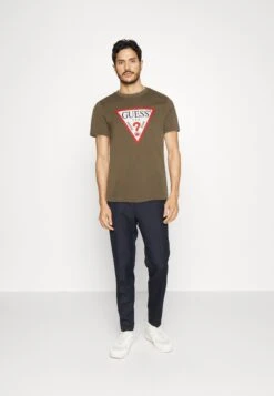 Guess Original Logo Tee - Print T-Shirt - Desert Green -Guess Clothing Sale 0bacf7e9e45b42c995eafa3cf46329ef