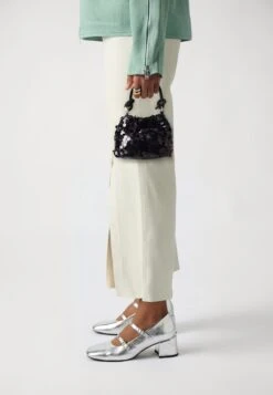 Guess HOLIDAY SHINE HANDLE POUCH - Handbag - Black