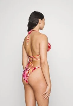 Guess Removable Padded Triangle - Bikini Top - Rot 8 Guess Removable Padded Triangle - Bikini Top - Rot -Guess Clothing Sale 116c6d67259845de8646b23c07db9890