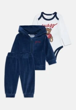 Guess BABY UNISEX SET - Baby Gifts - Ballroom Red -Guess Clothing Sale 1201e6824d0647778b051ec2cb5515c2 1