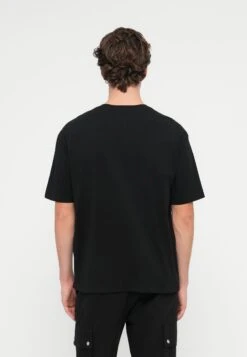 Guess BASIC QUATTRO TEE - Print T-shirt - Jet Black 10 Guess BASIC QUATTRO TEE - Print T-shirt - Jet Black -Guess Clothing Sale 1ffe4e5132a047e28cecc04e05968c0f