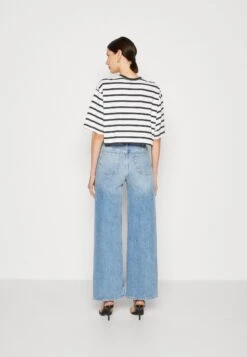 Go Mars- Print T-Shirt - Magnetic Grey -Guess Clothing Sale 21720f182f7b407ca6c8c85c892ff346