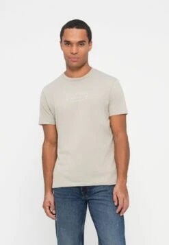 Guess WORLD FAMOUS TEE - Print T-shirt - Pasadena Stone -Guess Clothing Sale 2264018b928744dbbd6d95437b8c9453