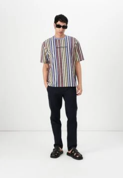 GO VERTICAL STRIPE TEE UNISEX - Print T-shirt - Dusty Lavender -Guess Clothing Sale 28c4da720b004ec4b499e649708d226b