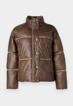 Guess GIPSY - Faux Leather Jacket - Ground Coffee 10 Guess GIPSY - Faux Leather Jacket - Ground Coffee -Guess Clothing Sale 2a27b049343f4867aeb13709f3a319f3