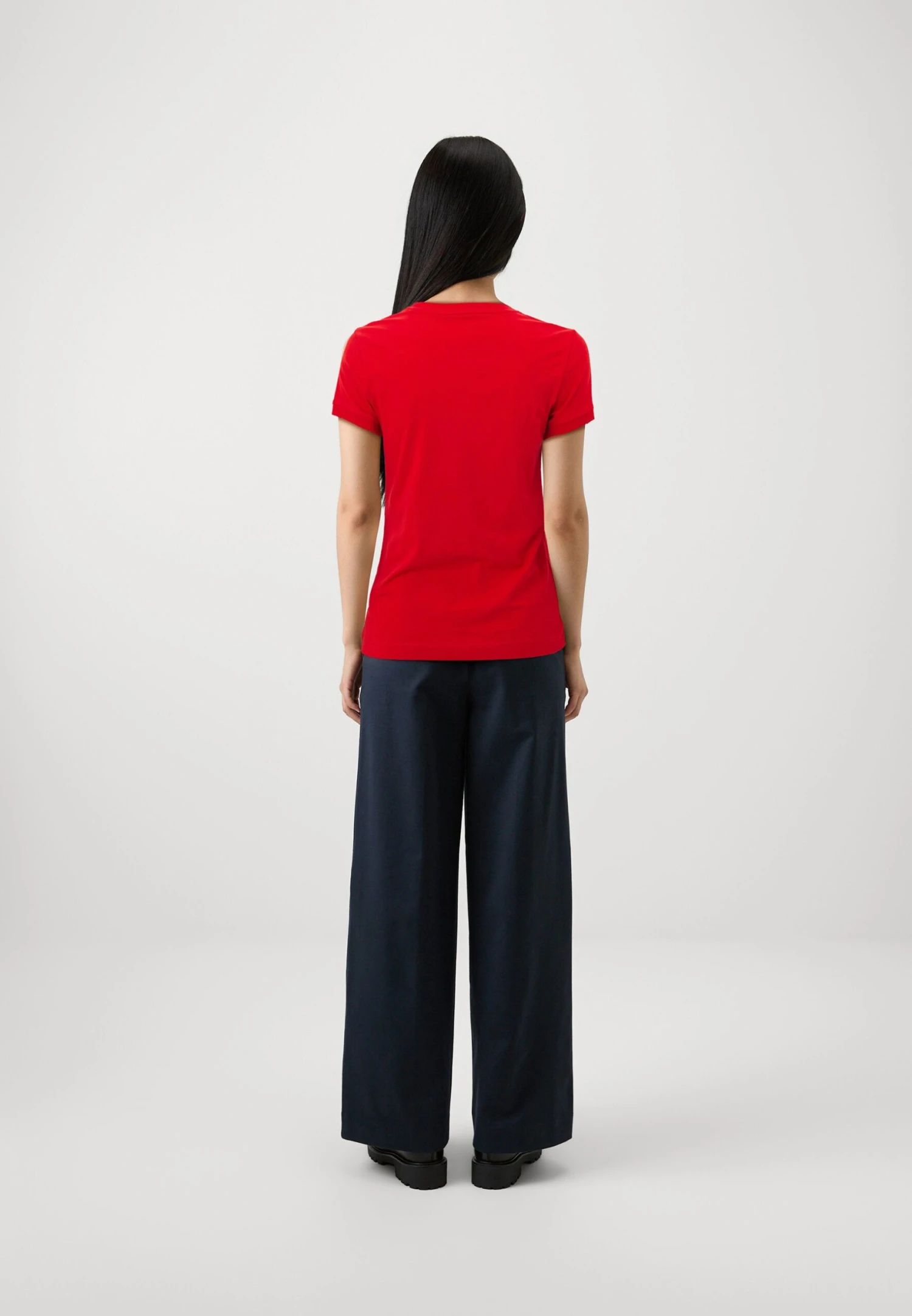 Guess MINI TRIANGLE TEE - Basic T-shirt - Delicious Red 3 Guess MINI TRIANGLE TEE - Basic T-shirt - Delicious Red - Image 3