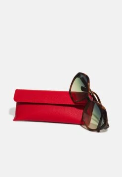 Guess Sunglasses - Brown -Guess Clothing Sale 2b64161cd155452d83ce9a02d50d39f4