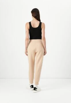 Guess NEW VICTOIRE PANT - Tracksuit Bottoms - Cameo Beige -Guess Clothing Sale 2e1960f4e96c4c9d80b0cacc5e5f462d