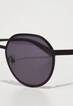 Guess UNISEX - Sunglasses - Matte Black /violet -Guess Clothing Sale 2e27b46157ac4a1c9086623956084edf