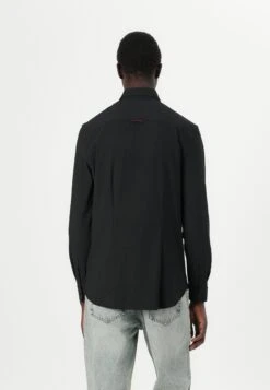 Guess SUNSET TECH - Shirt - Noir -Guess Clothing Sale 2e4ab21bd6dd47eaa6367c807fe90679