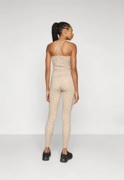 Guess PEONY LOGOMANIA LEGGINGS - Leggings - Beige -Guess Clothing Sale 3079bb782d594b30babbdc6bd8563f71