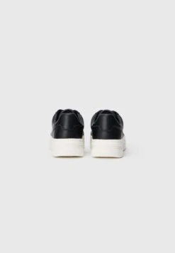 Guess WINNO 3 - Trainers - Black -Guess Clothing Sale 309591157ea64c339237aecdcbc8a536