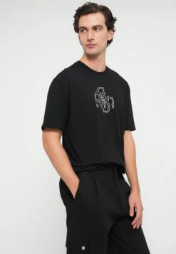 Guess BASIC QUATTRO TEE - Print T-shirt - Jet Black 11 Guess BASIC QUATTRO TEE - Print T-shirt - Jet Black -Guess Clothing Sale 35e41c14b2ab4a28a058a11173481935
