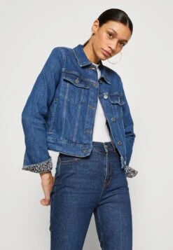 Guess Delya Trucker - Denim Jacket -Guess Clothing Sale 37e7355610e943098c9e18ab79288504