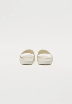 Guess TOKYOT - Pool Slides - White -Guess Clothing Sale 3a16751e143b4bcd93862d75cc4546f4