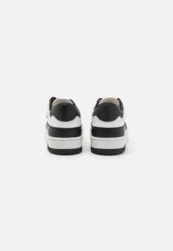 Guess Silea - Trainers - White/Black -Guess Clothing Sale 3ea9f05d325147af857e62828eff4c80