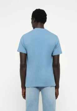 Guess SMALL LOGO TEE - Print T-shirt - Parisian Roof Blue -Guess Clothing Sale 3f6a29c1c814489bb30512dd8207176e