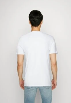 Guess Ss Bsc Abstract Tri Logo - Print T-Shirt - Pure White -Guess Clothing Sale 3f9fd21484e24b2faddcacbba86b3104