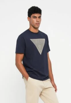 Guess TRIANGLE LOGO TEE - Print T-shirt - Smart Blue -Guess Clothing Sale 41c48221befc41fdb847b1719a186bb0