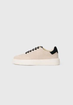 Guess PLAZA - Trainers - Beige/black