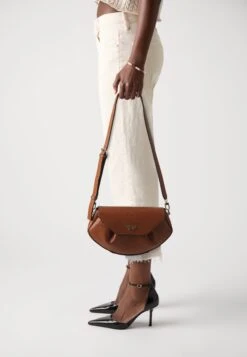 Guess AMORETTE FLAP - Cross Body Bag - Cognac