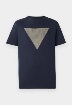 Guess TRIANGLE LOGO TEE - Print T-shirt - Smart Blue -Guess Clothing Sale 465907cea28147f5a34ccc86f6469845 3