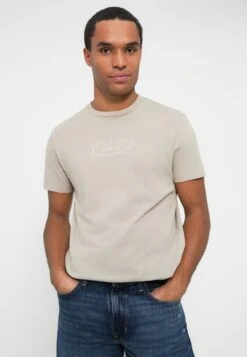 Guess WORLD FAMOUS TEE - Print T-shirt - Pasadena Stone -Guess Clothing Sale 46ae6f196db94b0bb7c5525e80804837