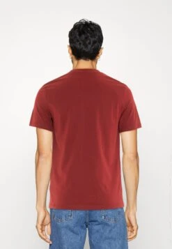 Guess Aidy Cn Ss - Basic T-Shirt - Dark Jam Red -Guess Clothing Sale 475d7bc52b5244db9af3b92d10affc7b