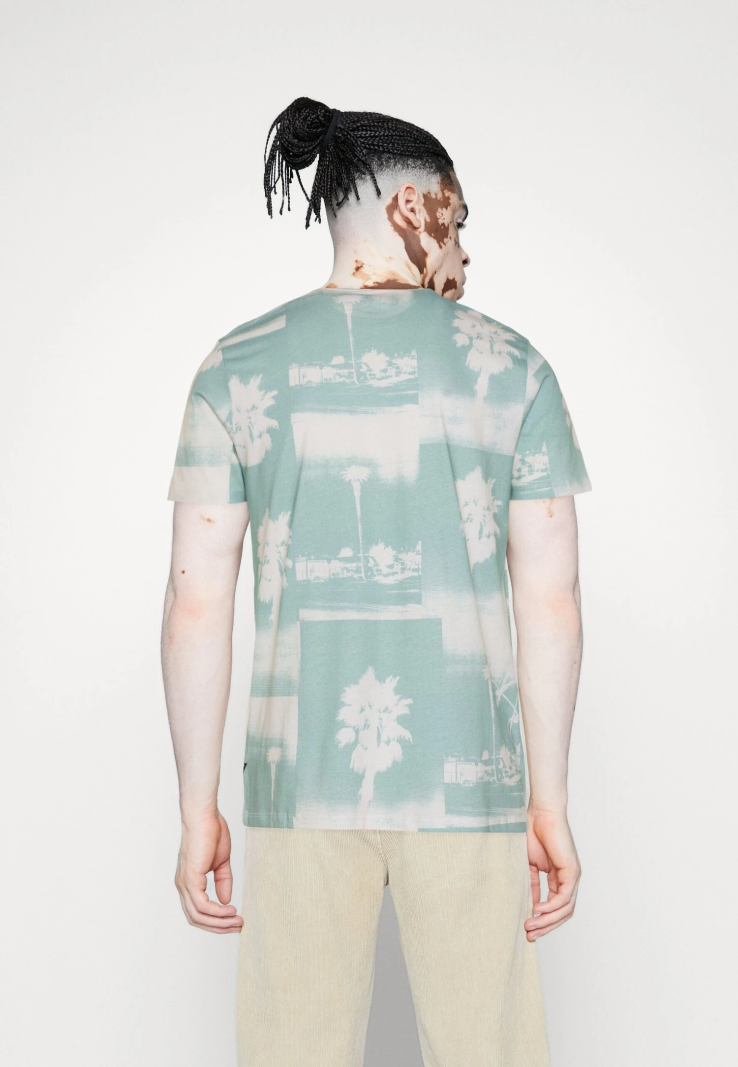 Guess Ss Bsc La Palms Tree- Print T-Shirt - Lagoon Fog 3 Guess Ss Bsc La Palms Tree- Print T-Shirt - Lagoon Fog - Image 3