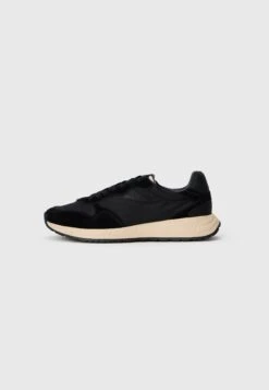 Guess ARIA - Trainers - Black