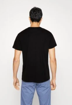 Guess Ss Cn Shaded Logo Tee - Print T-Shirt - Jet Black -Guess Clothing Sale 4955db05dbf14bbc86ee5e5b87c077be