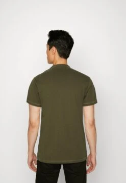 Guess Moisey Tee - Print T-Shirt - Olive Morning -Guess Clothing Sale 4b94d8e82f324c68a442af4e340ee889