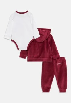 Guess BABY UNISEX SET - Baby Gifts - Ballroom Red -Guess Clothing Sale 4ea2acc6cde348a4b547e166c7b7fc24