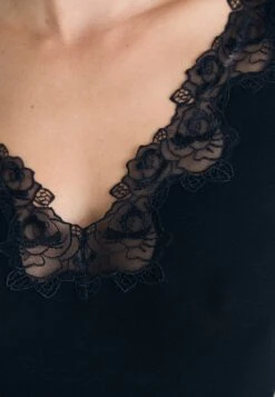 Guess LEA - Body - Jet Black -Guess Clothing Sale 5bc40af15cc641fe89c0446a7b23a778