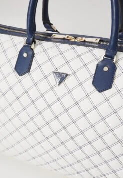Guess CRUISE VIBE DUFFEL - Weekend Bag - White/navy -Guess Clothing Sale 5dc945fbd7f345d6a434b3c8d8eeec20