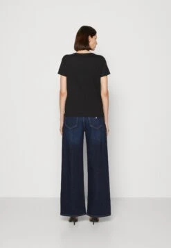 Guess Ss Cn Animal Triangle - Print T-Shirt -Guess Clothing Sale 5e5cac94cd084fffb1b9353035fd3dff