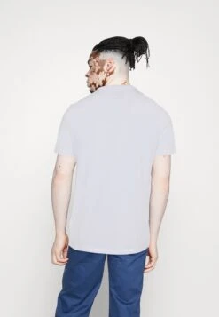 Guess Ss Cn Geo Triangle- Print T-Shirt - Pure White -Guess Clothing Sale 5f0ca8df8c1d44fb94bf6d0b19ff7605