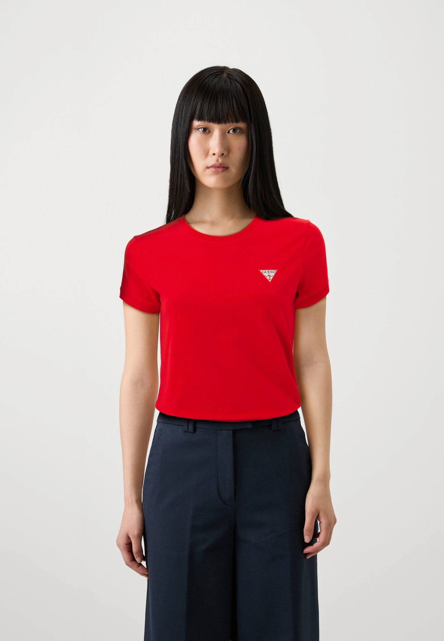 Guess MINI TRIANGLE TEE - Basic T-shirt - Delicious Red 1 Guess MINI TRIANGLE TEE - Basic T-shirt - Delicious Red