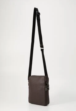 Guess TORINO ZIP XBODY - Cross Body Bag - Dark Oak 9 Guess TORINO ZIP XBODY - Cross Body Bag - Dark Oak -Guess Clothing Sale 60322865246a460f97aec837bfdd7fb0