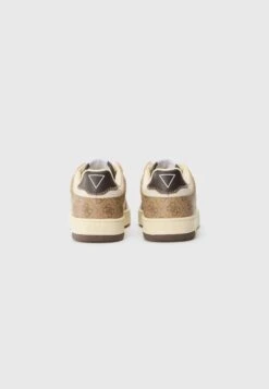 Guess VINCENT - Trainers - White/beige 8 Guess VINCENT - Trainers - White/beige -Guess Clothing Sale 60686f69c0694c04a17c07eca61e6f27