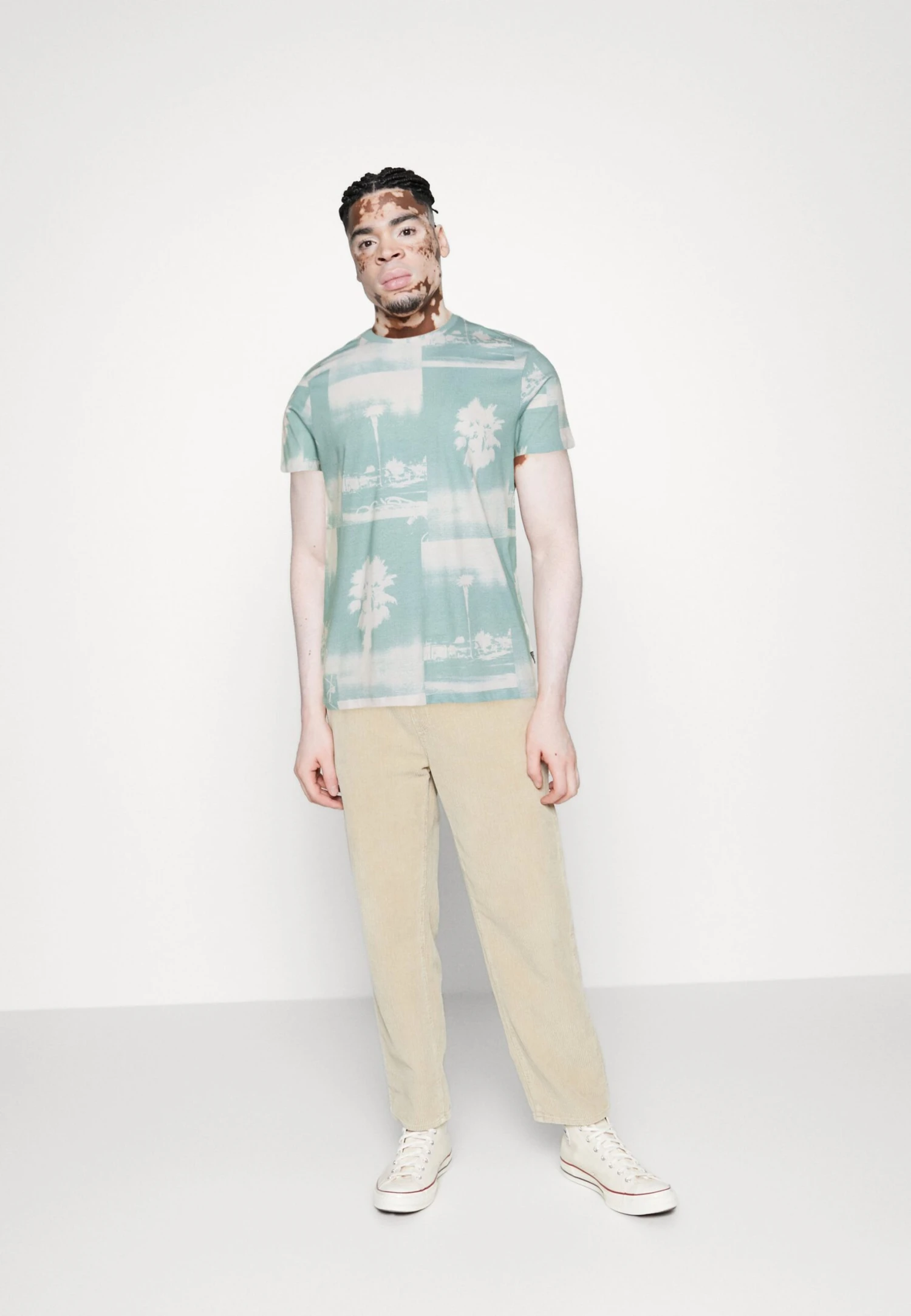 Guess Ss Bsc La Palms Tree- Print T-Shirt - Lagoon Fog 2 Guess Ss Bsc La Palms Tree- Print T-Shirt - Lagoon Fog - Image 2