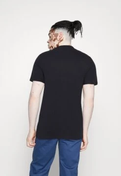 Guess Ss Bsc Abstract Tri Logo - Print T-Shirt - Smart Blue -Guess Clothing Sale 6776b7c1bd204d119a2f837bb57331b0