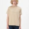 Guess EMBOSSED LOGO TEE - Print T-shirt - Beige/blanco