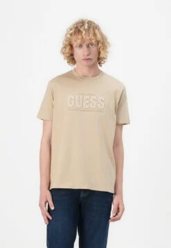 Guess EMBOSSED LOGO TEE - Print T-shirt - Beige/blanco