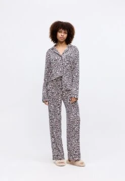 Guess SASHA - Pyjama Set - Brown -Guess Clothing Sale 6a586691050d424fbff0896b7e96d7ca