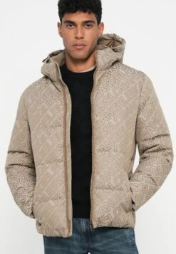 Guess ALL OVER LOGO JACKET - Winter Jacket - Brown 10 Guess ALL OVER LOGO JACKET - Winter Jacket - Brown -Guess Clothing Sale 713c09636f1f4aa0b267d1226304144e